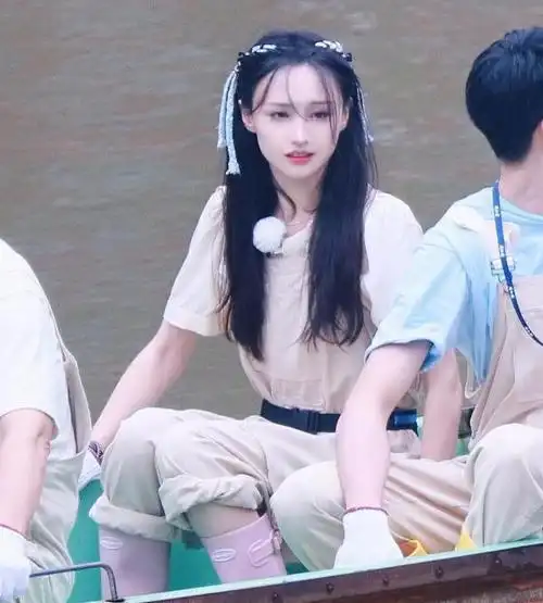 郑爽脸小到什么程度?戴棉线手套的手撩头发,跟脸的对比看惊了!