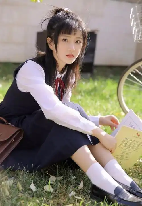 黑长直加校服简直就是每一个男生的初恋女神