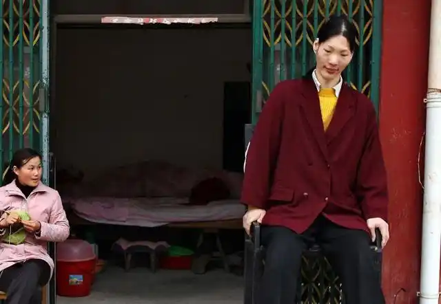 她是中国最高的女人,身高2.36米,你敢相信吗?
