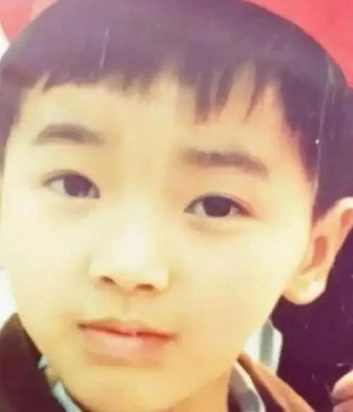 有种可爱叫做华晨宇的童年照每张都可以当头像不想他长大