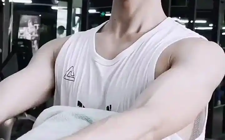 映入眼帘的二头肌腹肌 就感觉挺行的#吴磊 #这谁顶得住啊 #腹肌