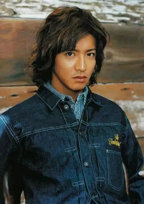 据说,木村拓哉曾连续5年被牛仔裤业界选为"最佳牛仔裤穿着者".