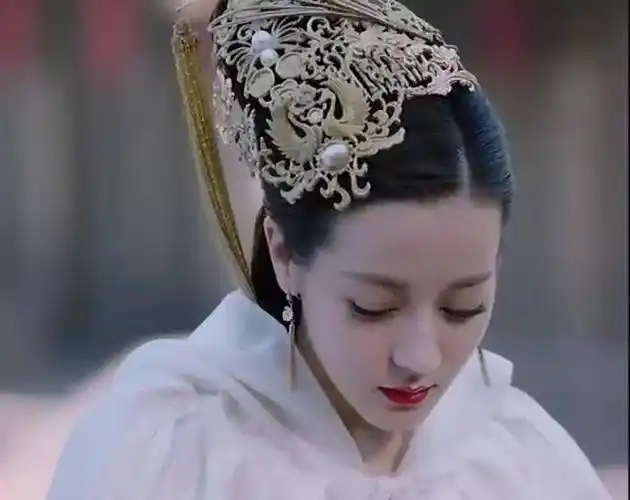 各位小伙伴,你们觉得迪丽热巴在《枕上书