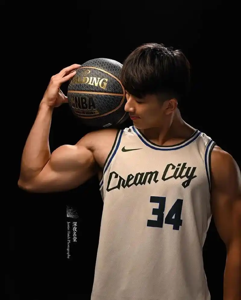 古铜色的肌肉型男,五官立体,童颜小奶狗,身材比例太完美了_手机搜狐网