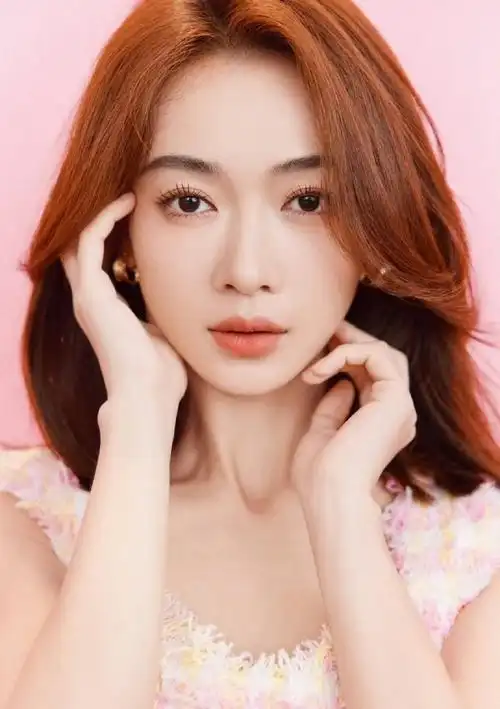 吴谨言《你好星期六》剧照,粉色格子连衣裙尽显大长腿,搭配侧披卷发