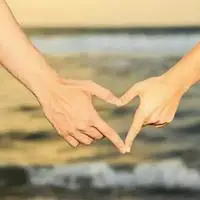 摆爱心手势的情侣头像 手比爱心手势情侣头像配对_微信头像图片大全