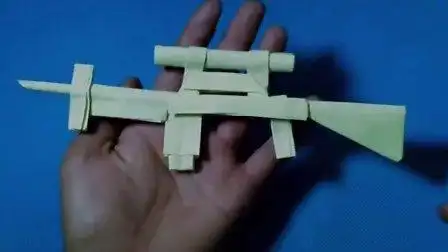 折纸折一把帅气的机关枪小朋友们一定会爱不释手的哦折纸王子教你折纸