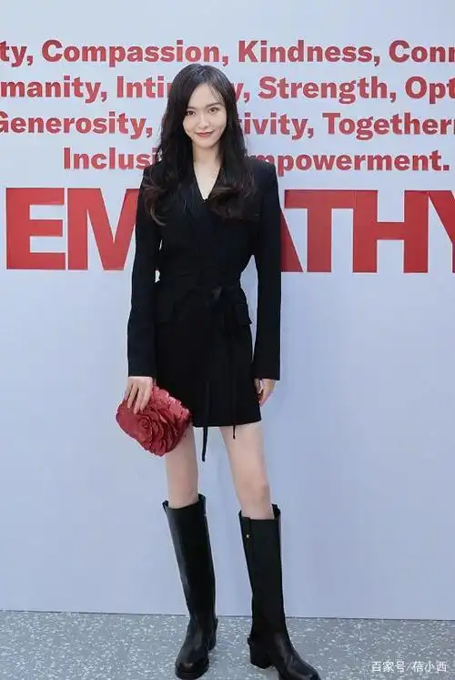 例如连衣裙不仅可以搭配高跟鞋,还可以搭配靴子,唐嫣这次出席活动的