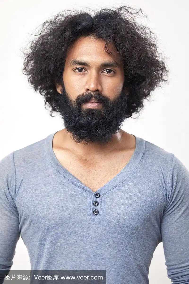 长头发留胡子的年轻人