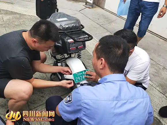 成都外卖行业首批400台新国标电动自行车在双流区集中上牌 -四川新闻