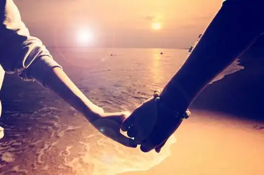 我想就这样牵着你的手不放开