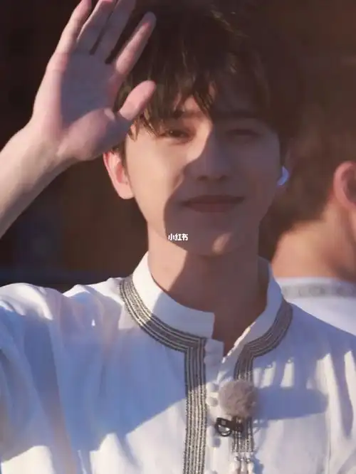 阳光下的蔡徐坤