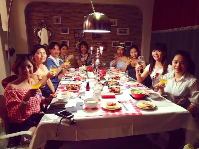 有家人陪伴的时光总是幸福的～姐妹们一起聚餐～～做了简单的西餐