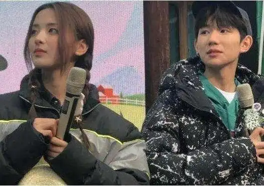 王源被舞台烟花溅到眼睛后继续演唱,杨超越却在跨年晚会"划水"