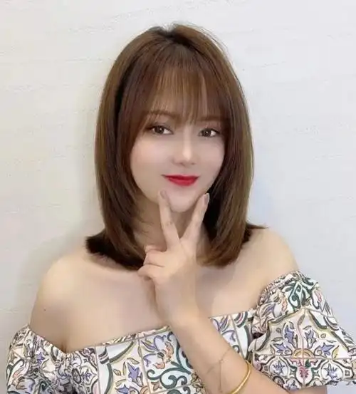 换上齐刘海的齐肩发发型,减龄又吸烟,侧边头发挑染一下,美到不行,这样