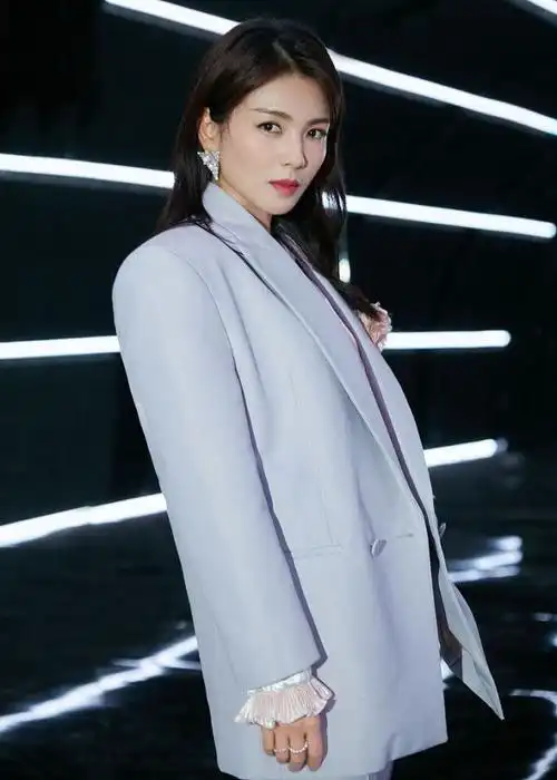 刘涛西装霸气亮相我是女演员严厉又有梗的教导主任上线