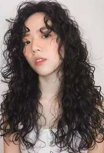 蓬松修颜添气质的卷发图紫罗兰的裙子,与女生的公主烫发般配,有种华丽