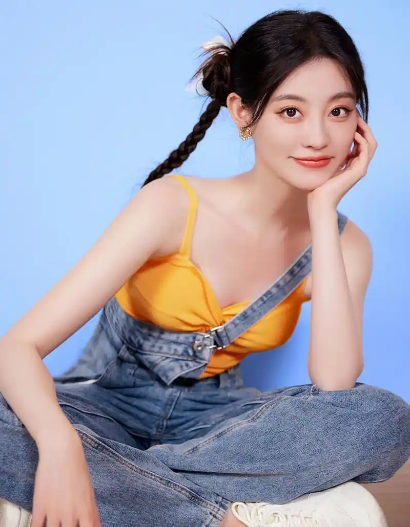 双马尾造型的祝绪丹,元气满满的,很可爱!