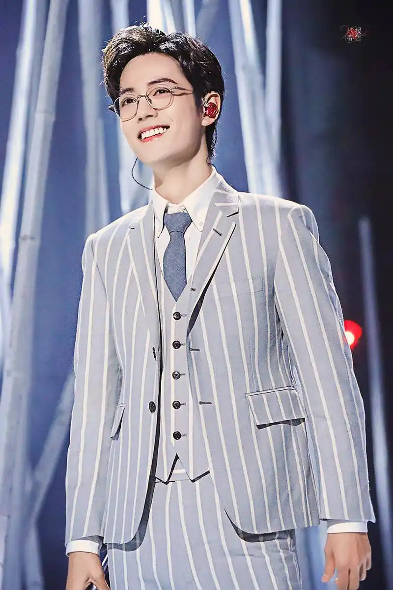 组图:肖战条纹西装搭白球鞋青春帅气 金丝眼镜文艺范十足