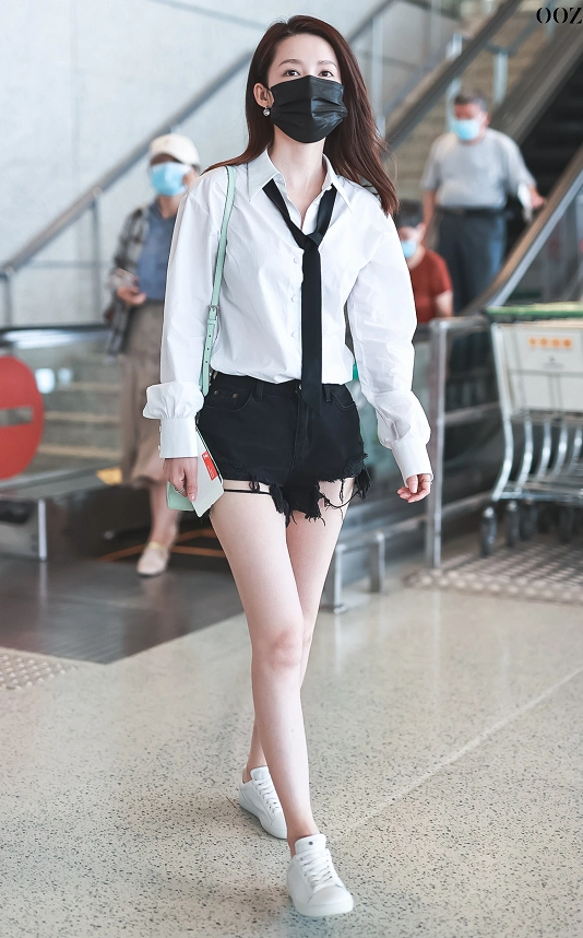 李沁越来越会穿白衬衫搭领带有点撩毛边短裤更显腿长