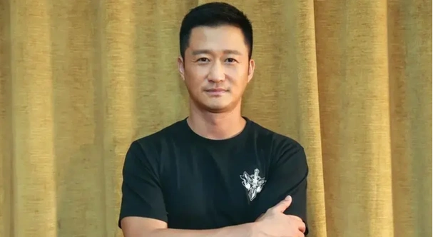 1974年的4月3日,吴京这位来自文化世家的北京市居民,以满族正白旗的