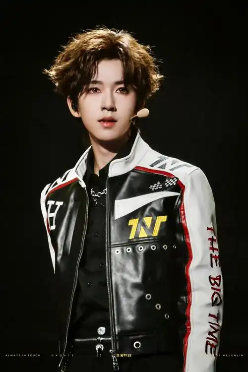 贺峻霖澳门演唱会绝美饭拍甜酷随意切换,舞台上的小王子好迷人眼睛亮