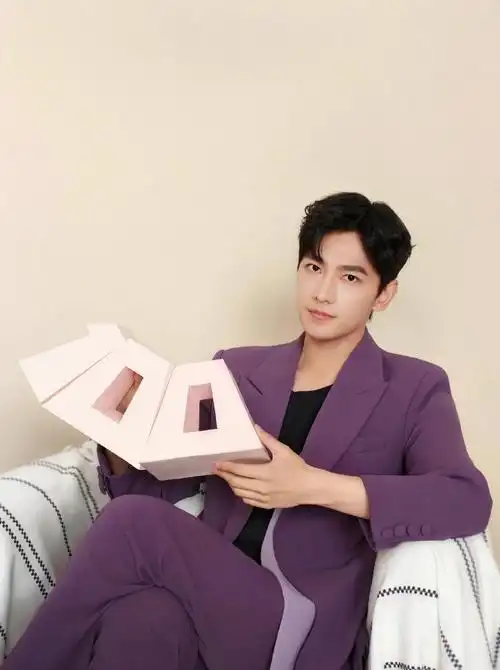 杨洋新鲜紫色西装写真#换成#杨洋紫色v领西装#杨洋最新造型大 996