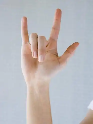 欧洲,欧洲人,仅一个年轻女性,仅一个女性,仅一个人,灰色背景,手势,手