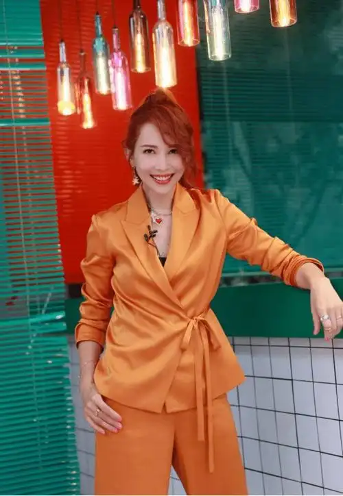 皇后蔡少芬47岁染红发身穿缎面西装气场全开个性十足
