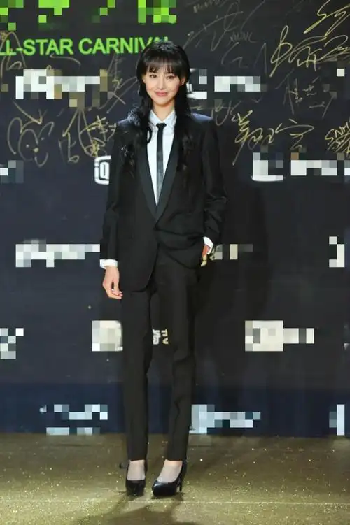 郑爽出席某颁奖礼 身材暴瘦成纸片人