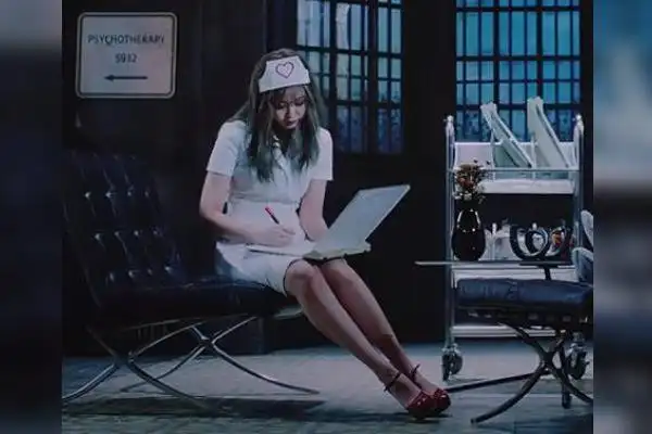 entertainment随着blackpink新曲《lovesick girls》mv中jennie的护士