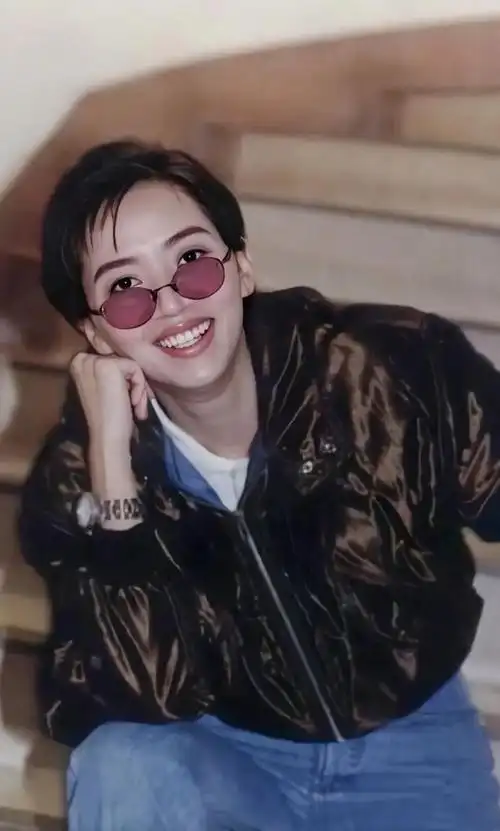 梅艳芳壁纸,她不仅是香港的女儿,更是华语乐坛的瑰宝