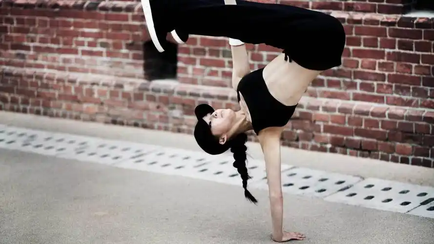 霹雳舞女孩运动型美女壁纸