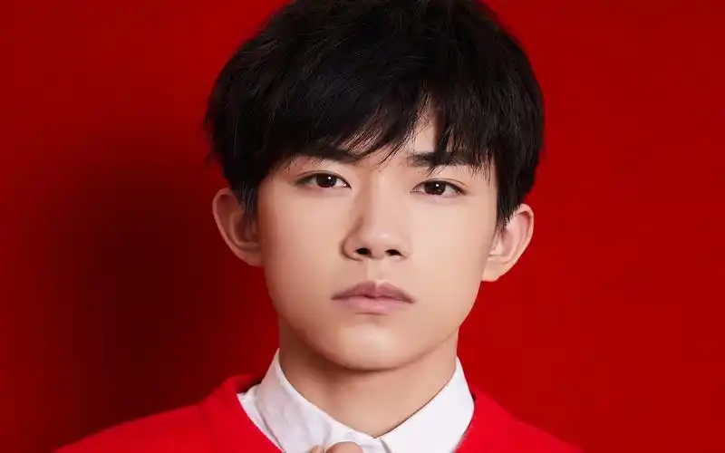 易烊千玺红衣帅气壁纸2018祝福中国年