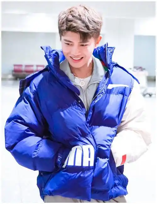 陆绎任嘉伦走机场穿宝蓝色羽绒服叠穿银色运动服更时髦