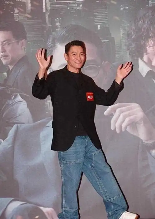 刘德华断崖式哀老白发苍苍皱纹明显网友泪目天王也老了