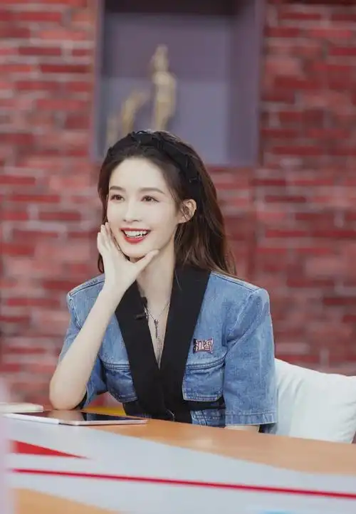 李沁选择牛仔短裙甜美感爆棚,笑起来超有感染力,虎扑女神是真的