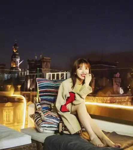 原创毛晓彤混搭玩得真好,娃娃领衬衣配紫色亮片包,甜美又有贵妇范