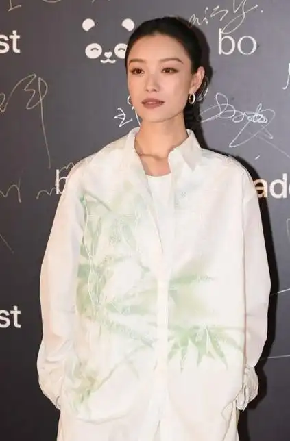 倪妮时尚活动穿白色衣服清新年轻靓丽