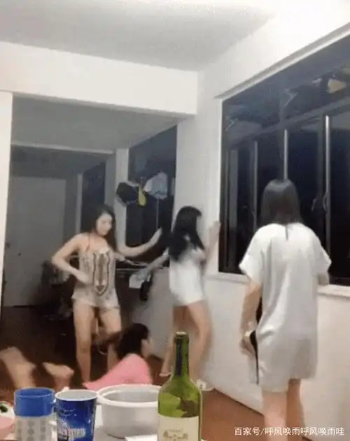 女同事喝醉后表演才艺,这动作真的好熟悉啊!哈哈哈哈哈哈