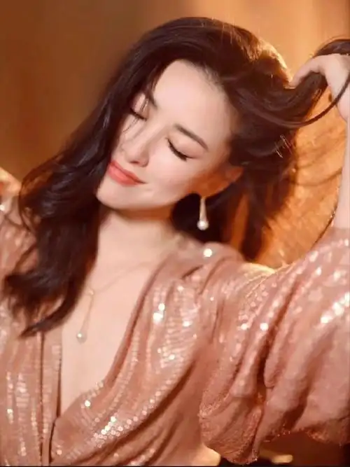 朱珠的人生像是一场不断探索的旅程,从主持人到模特,再到演员,她不断