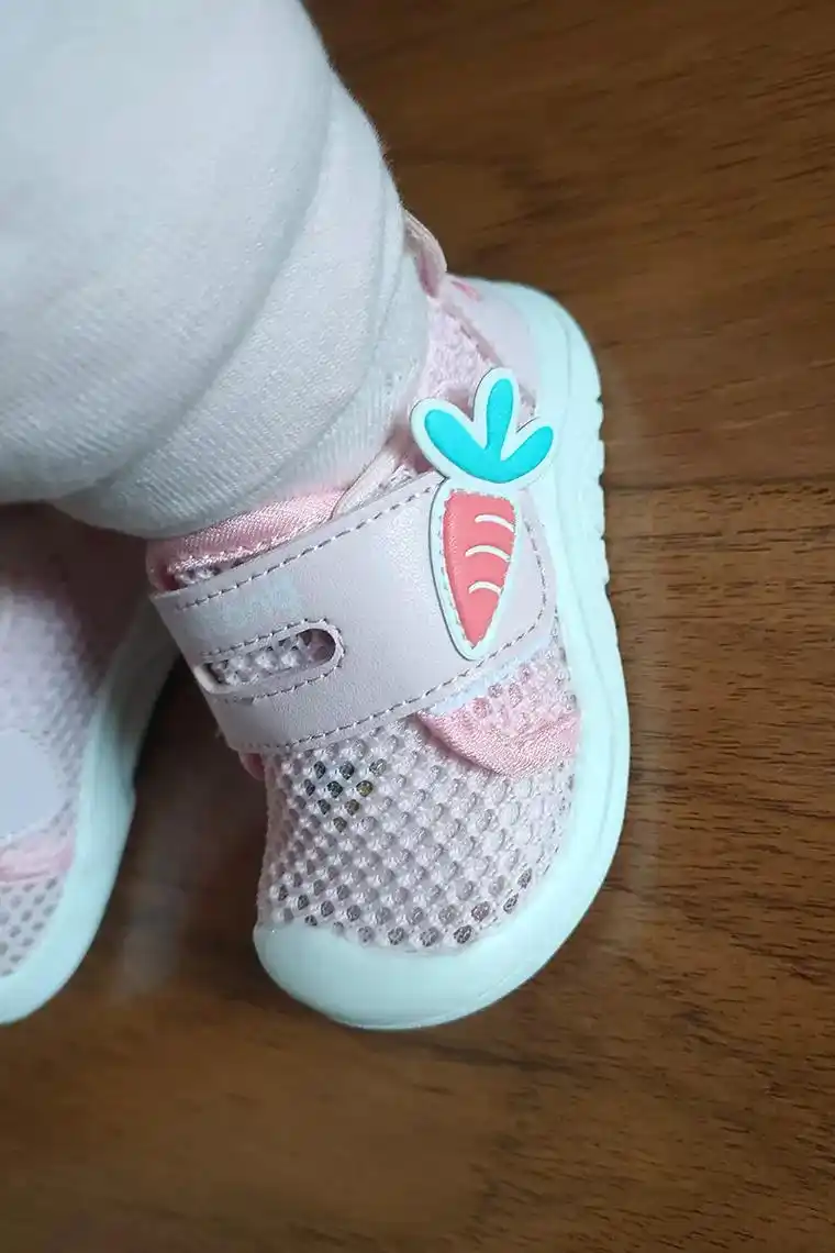 给宝宝入手了一双网纱童鞋,上脚是贼 - 抖音