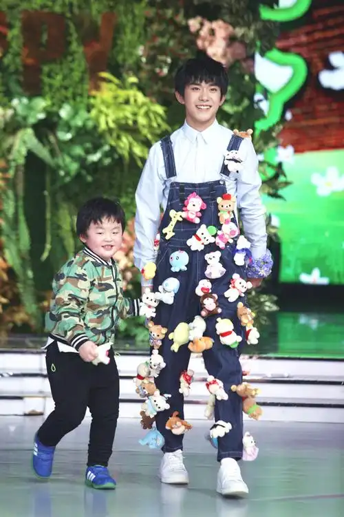 易烊千玺快乐大本营【相关词_2014年易烊千玺快乐大本营照片】