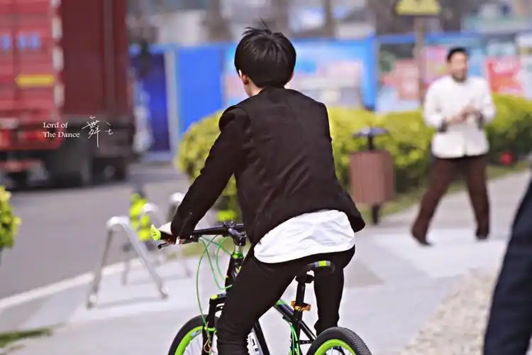 tfboys易烊千玺 160329 超少年密码 高清 cr.logo 背影