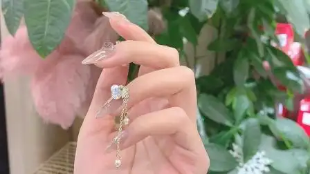 00:56 好奇小姐姐为了漂亮做那么长的指甲,上厕所咋办?网友的回复亮了