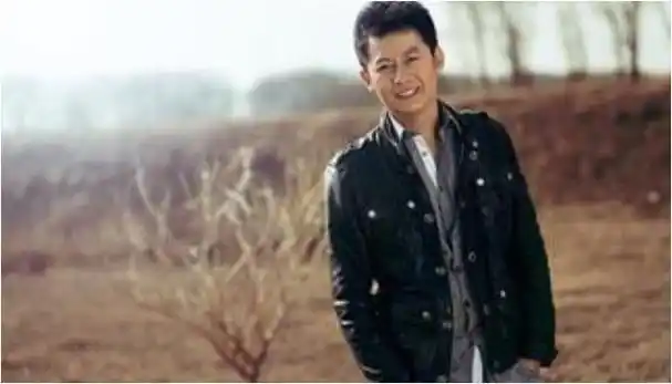 李健艺考路漫漫,初心不改终成功,娶初恋育一女,贵人相助演员梦