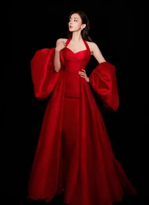 古力娜扎最近的穿搭简直是一个比一个炸裂,尤其是那一袭红色缎面深v