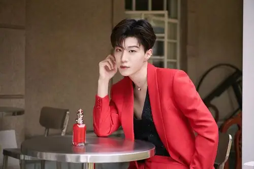 范丞丞红色西装超帅有型!特别帅气,而且看着很梦幻!|范丞丞_新浪新闻