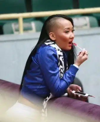 福布斯女友个性另类阴阳头走红