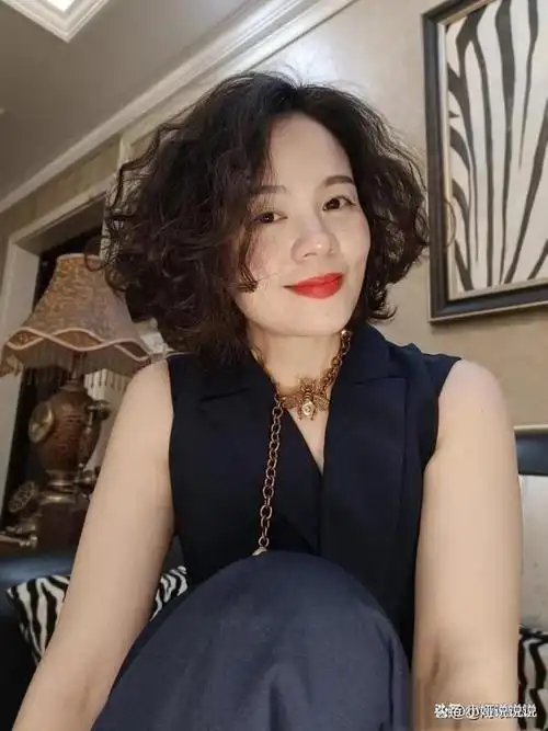 看到69岁林青霞才发现原来齐耳烫发这么洋气好看显年轻